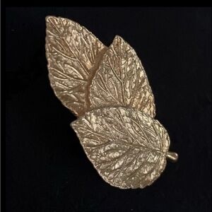 Antique Gold tone three leaves brooch. 1950s. Great condition. 1 3/4” x 1”